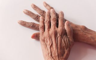 Parkinson Gak Cuma Soal Gemetar Tapi Juga Mental! Ini Penjelasannya