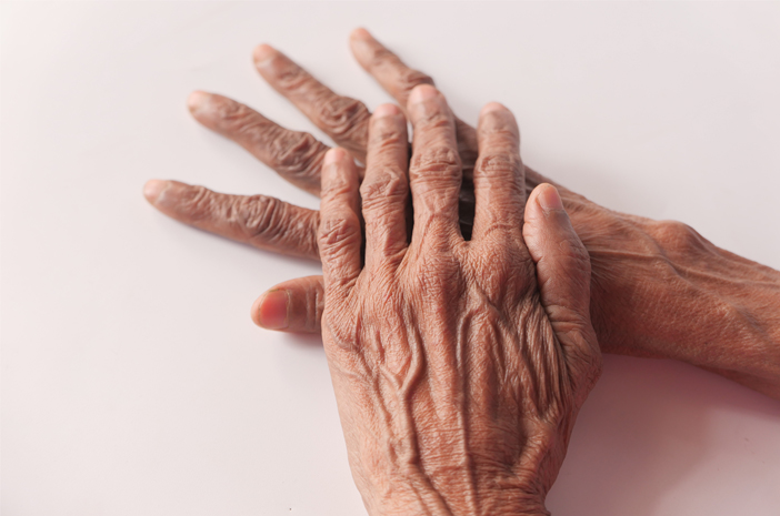 Parkinson Gak Cuma Soal Gemetar Tapi Juga Mental! Ini Penjelasannya