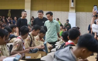aksi-nyata-m-saleh-di-jawa-tengah-sepatu-baru-dan-susu-segar-untuk-siswa-kurang-mampu