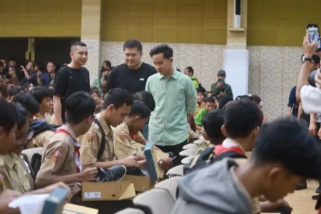 aksi-nyata-m-saleh-di-jawa-tengah-sepatu-baru-dan-susu-segar-untuk-siswa-kurang-mampu