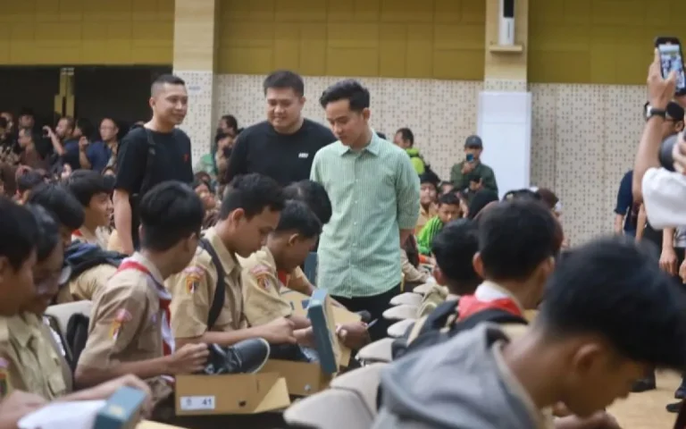 aksi-nyata-m-saleh-di-jawa-tengah-sepatu-baru-dan-susu-segar-untuk-siswa-kurang-mampu