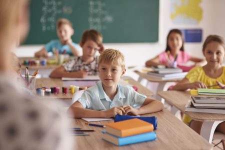 Cara Membantu Anak Fokus Saat Belajar di Rumah
